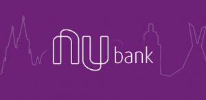 Quer fazer parte da nova geração de serviços financeiros do Brasil? Aprenda como fazer o cartão de crédito Nubank, um cartão sem anuidade ou qualquer outra tarifa. O Nubank é um startup brasileira que atua como operadora de cartões de crédito e banco digital. Com a ideia de criar uma experiência simples e transparente na hora de lidar com seu próprio dinheiro, o Nubank oferece um cartão controlado totalmente por um aplicativo disponível para sistemas Google Android, Apple iOS e Apple Watch. 100% digital, sendo gerenciado completamente pelo seu smartphone, pelo aplicativo Nubank é possível solicitar o cartão, desbloqueá-lo, aumentar o limite e controlar cada transação efetuada em tempo real. Dessa forma, a Nubank eliminou a complexidade e consequentemente, as tarifas. Tudo é feito de forma rápida, prática e sem burocracia. O cartão de crédito Nubank O cartão de crédito Nubank é emitido pelo próprio banco, licenciado pela bandeira Mastercard. Dessa forma, é um cartão de crédito Internacional aceito em milhões de estabelecimentos ao redor do mundo. Ao utilizar canais 100% digitais, a Nubank consegui reduzir ao máximo a burocracia e os custos. Dessa forma, oferece aos seus clientes o cartão de crédito Nubank com anuidade zero e sem tarifas. O Cartão Internacional Nubank Mastercard conta agora com nova tecnologia, a Contactless. Agora basta aproximar o cartão de crédito Nubank e está pago. Sem precisar entrar em uma maquininha de cartão. Se você já tem um cartão Nubank, pode solicitar o novo com a nova tecnologia. Como solicitar o cartão de crédito Nubank Quer ter um cartão de crédito Nubank? Para isso é necessário ter o convite que pode ser solicitado no site da Nubank ou pedir para um amigo ou conhecido já tenha o cartão de credito Nubank. Dessa forma, pode agilizar o processo de aprovação. Para solicitar o convite, entre no site da Nubank: https://www.nubank.com.br/ Clique em “Pedir Meu Cartão de Crédito” Digite seu Nome Completo, CPF, E-mail. Agora basta esperar o envio do convite que será enviado por e-mail junto com um código de acesso. Com o convite, você deve fazer seu cadastro na Nubank. Para isso, baixe o aplicativo Nubank no seu celular. Ao abrir o aplicativo, clique em “Já tenho convite” e coloque o código do convite. Preencha com os dados solicitados como número do documento, endereço residencial, rendimento mensal, foto da frente e verso do documento e uma selfie sua segurando o documento para atestar a veracidade. Pronto. Agora é só aguardar a análise de crédito. Caso aprovado, você receberá o cartão de credito Nubank no endereço indicado. O desbloqueio do seu cartão de crédito Nubank também é feito pelo aplicativo. Benefícios do Cartão Nubank O cartão de crédito Nubank dá total autonomia aos seus clientes para resolverem tudo pelo app sem depender de ninguém. Pelo aplicativo, é possível bloquear temporariamente seu cartão, pedir aumento de limite, mudar a data de vencimento, acompanhar todas as transações em tempo real, entre outros serviços. Outra vantagem do cartão de crédito Nubank é que ele não possui anuidade e nenhuma tarifa desde que você pague sua fatura dentro do vencimento. E ainda oferece desconto caso você antecipe o pagamento das parcelas. Seguindo o exemplo de outros cartões, o cartão de crédito Nubank ambém tem o seu próprio programa de pontos, o Nubank Rewards. Nele, seus pontos não expiram e cada 1 real equivale a 1 ponto. Porém, para participar do programa é cobrada uma pequena taxa. Cabe ao cliente escolher entrar ao não no programa.